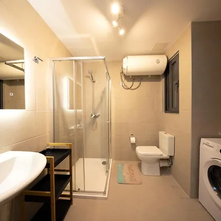 Charming & Modern 2 Bedroom Dvas1-1